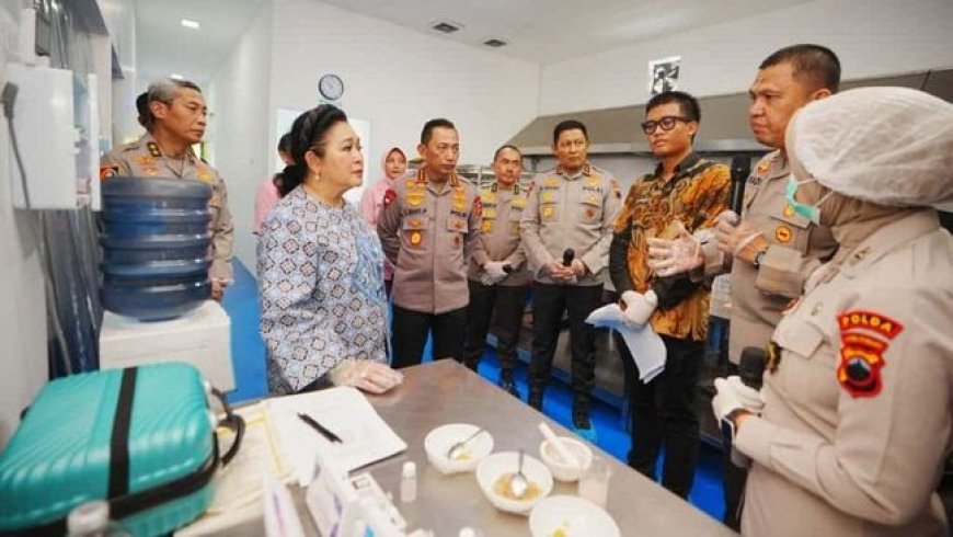 Kapolri Listyo Sigit dan Titiek Soeharto Tinjau SPPG YKB Karanganyar Dukung Program Makan Bergizi Gratis