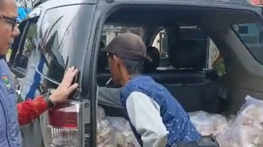 Pemkab Solok Salurkan Ribuan Porsi Makanan Siap Saji untuk Warga Terdampak Banjir