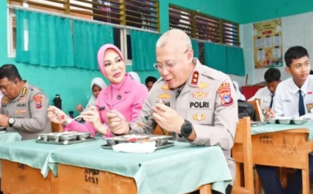 Kapolda Kalsel Santap Bersama Siswa untuk Pastikan Keamanan Menu MBG