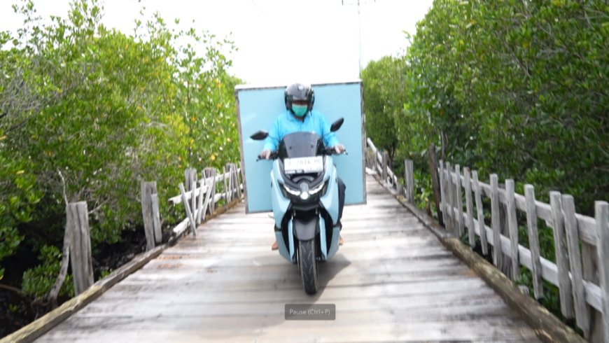 Sepeda Motor dan Dedikasi Tak Tergantikan: Pak Asdar Menyalurkan Gizi ke Ujung Pulau Osi