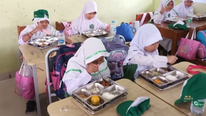 Langkah Kecil yang Mengubah Madrasah, Cerita Hari Pertama Program Makan Bergizi Gratis di MIN 20 Jakarta