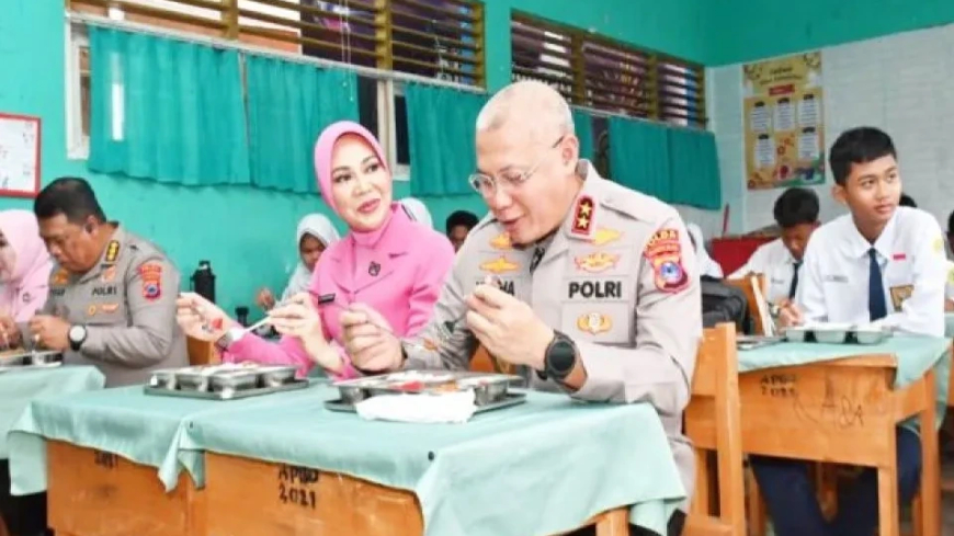 Kapolda Kalsel Santap Bersama Siswa untuk Pastikan Keamanan Menu MBG