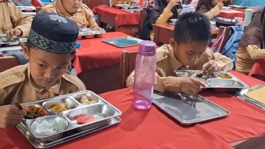 Setiap Kotak Makanan adalah Harapan, Kisah Hangat di Balik Program Makan Bergizi Gratis